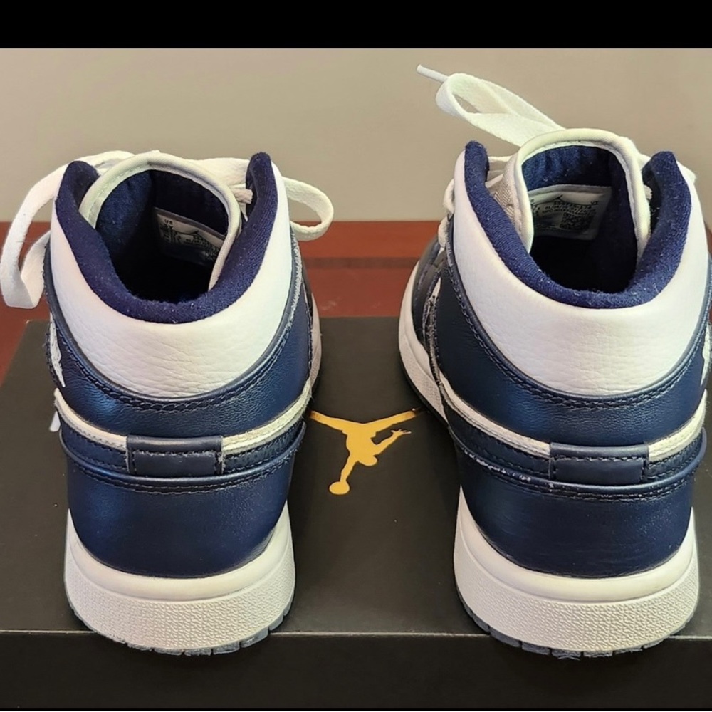 Jordan 1 Retro - Picture 2 of 12